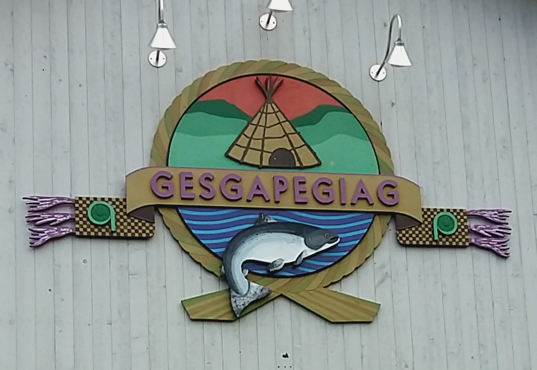 Logo de la communauté de Gesgapegiag sur le bureau du Conseil de Bande