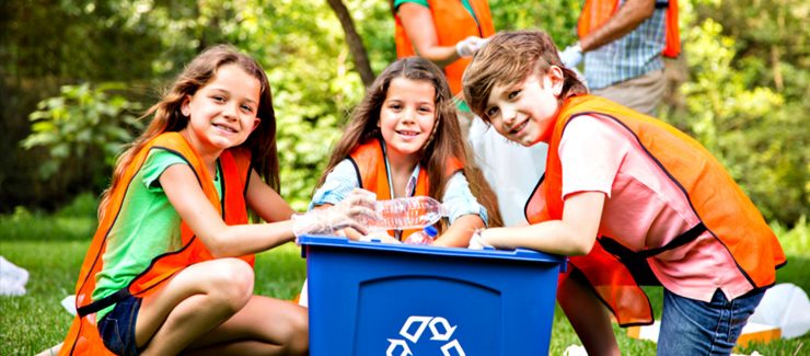 Enfants avec un bac de recyclage