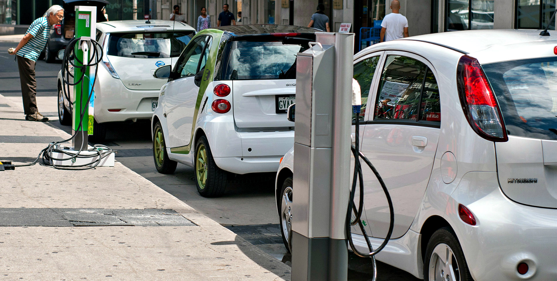 Quebec_voitures electriques_recharge rue