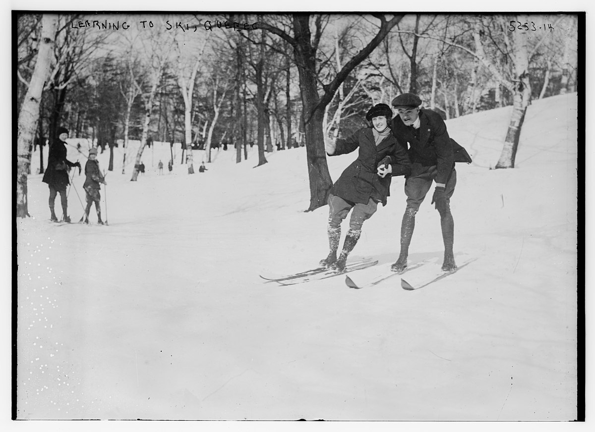 Photo d'archive de personnes apprenant le ski sur le Mont-Royal