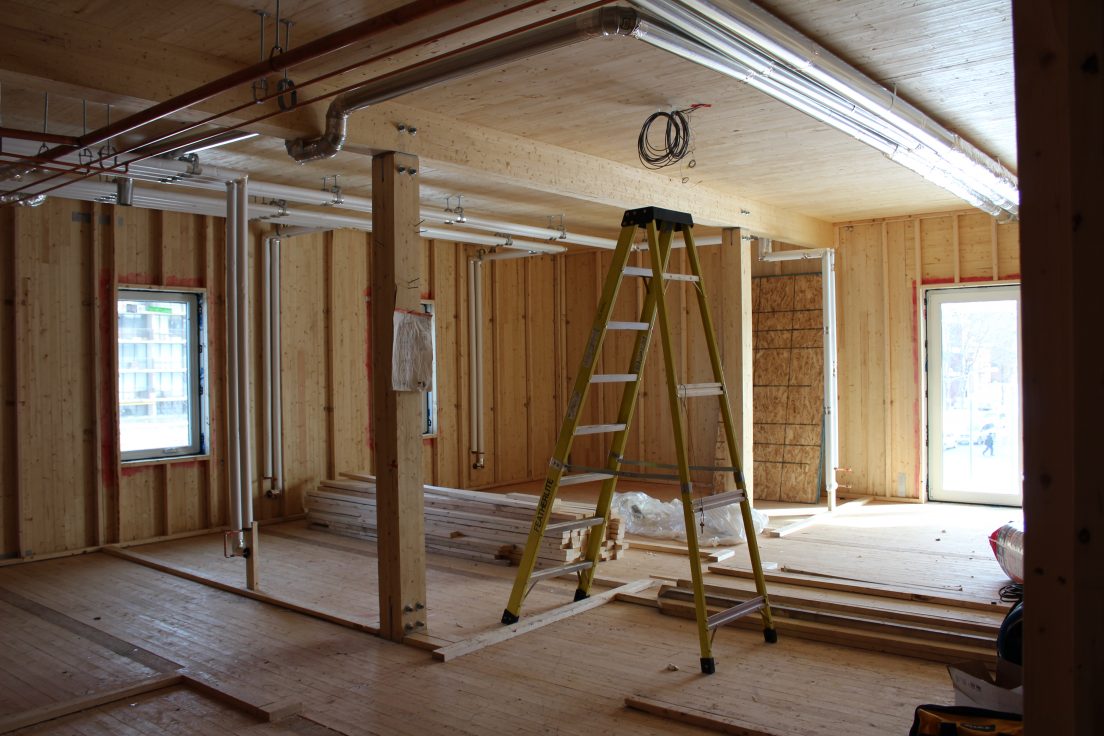 Photo de l'intérieur des Habitations Trentino de la Cité Verte, à Québec: un exemple de construction en bois.