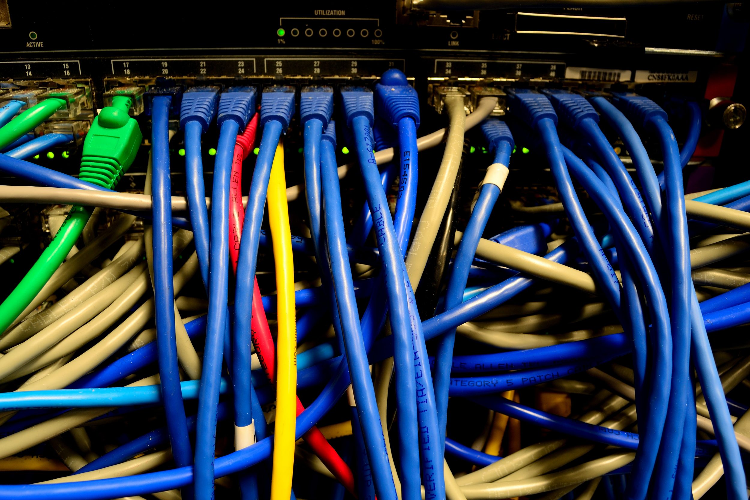 Cables par lesquels transitent les courriels dans un centre de données