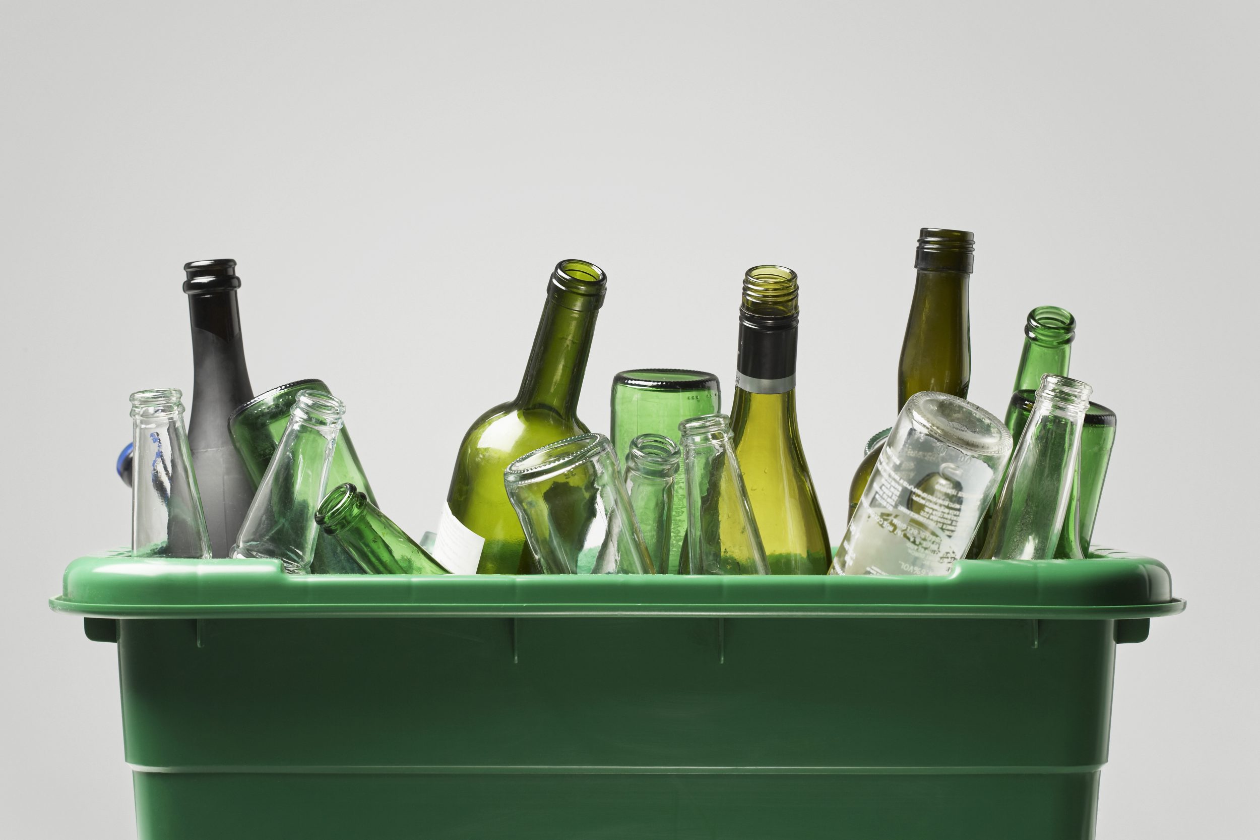 recyclage du verre : bouteilles vides dans un bac vert