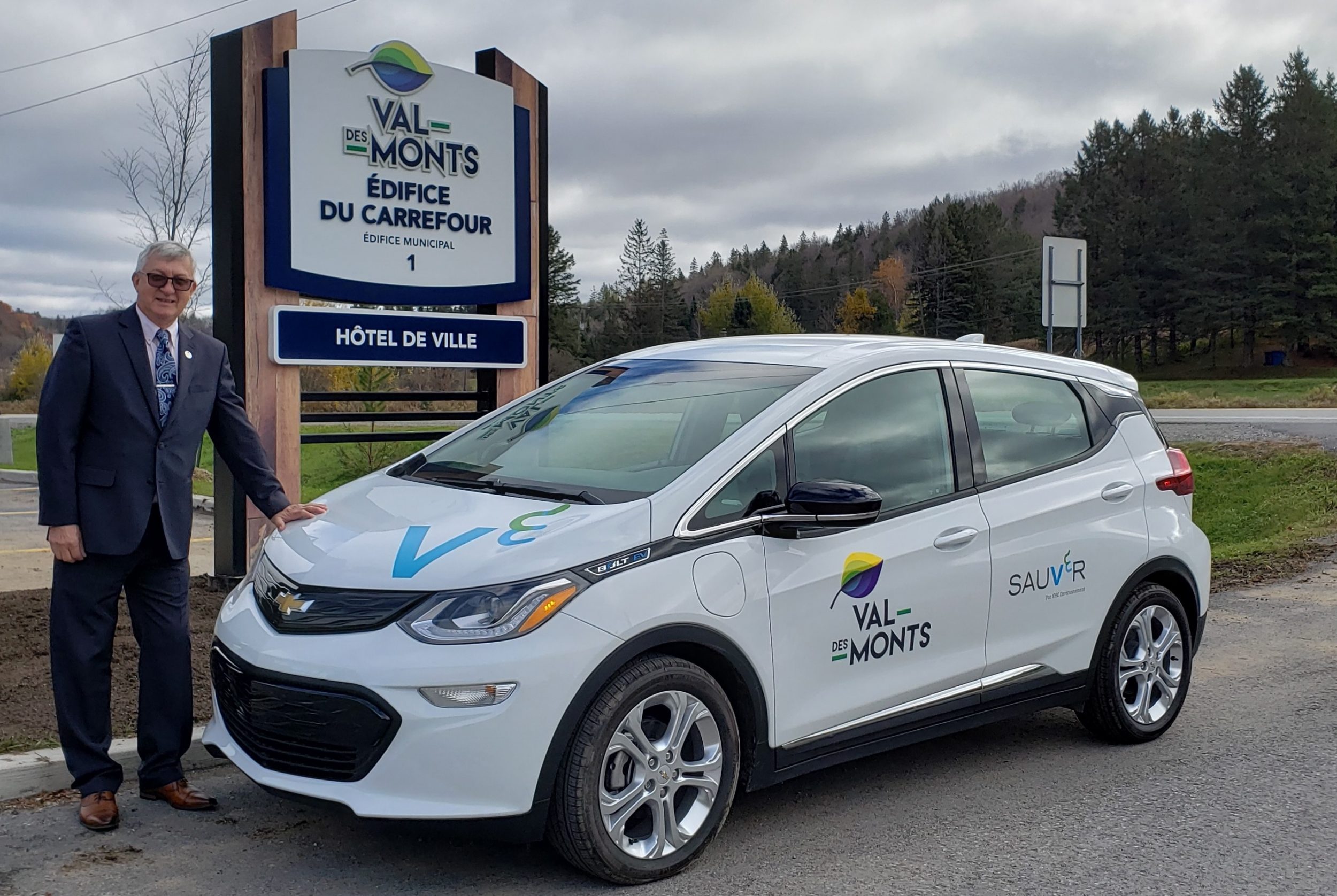 Le maire de Val-des-Monts, Jacques Laurin, devant la première auto électrique de la municipalité
