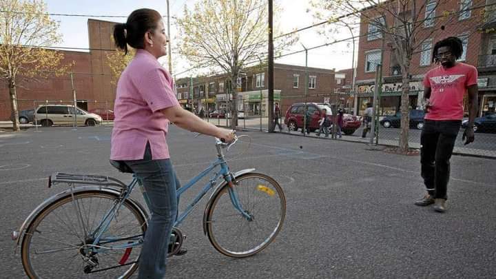 Femme apprenant le vélo