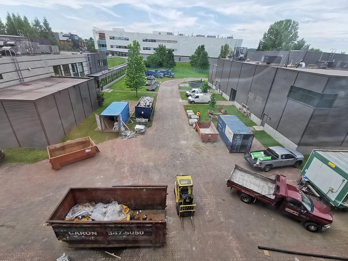 Chantier de rénovation du pavillon principal de l’Université du Québec à Chicoutimi : au lieu de mettre tous les déchets dans un seul conteneur, ils sont triés pour être valorisé