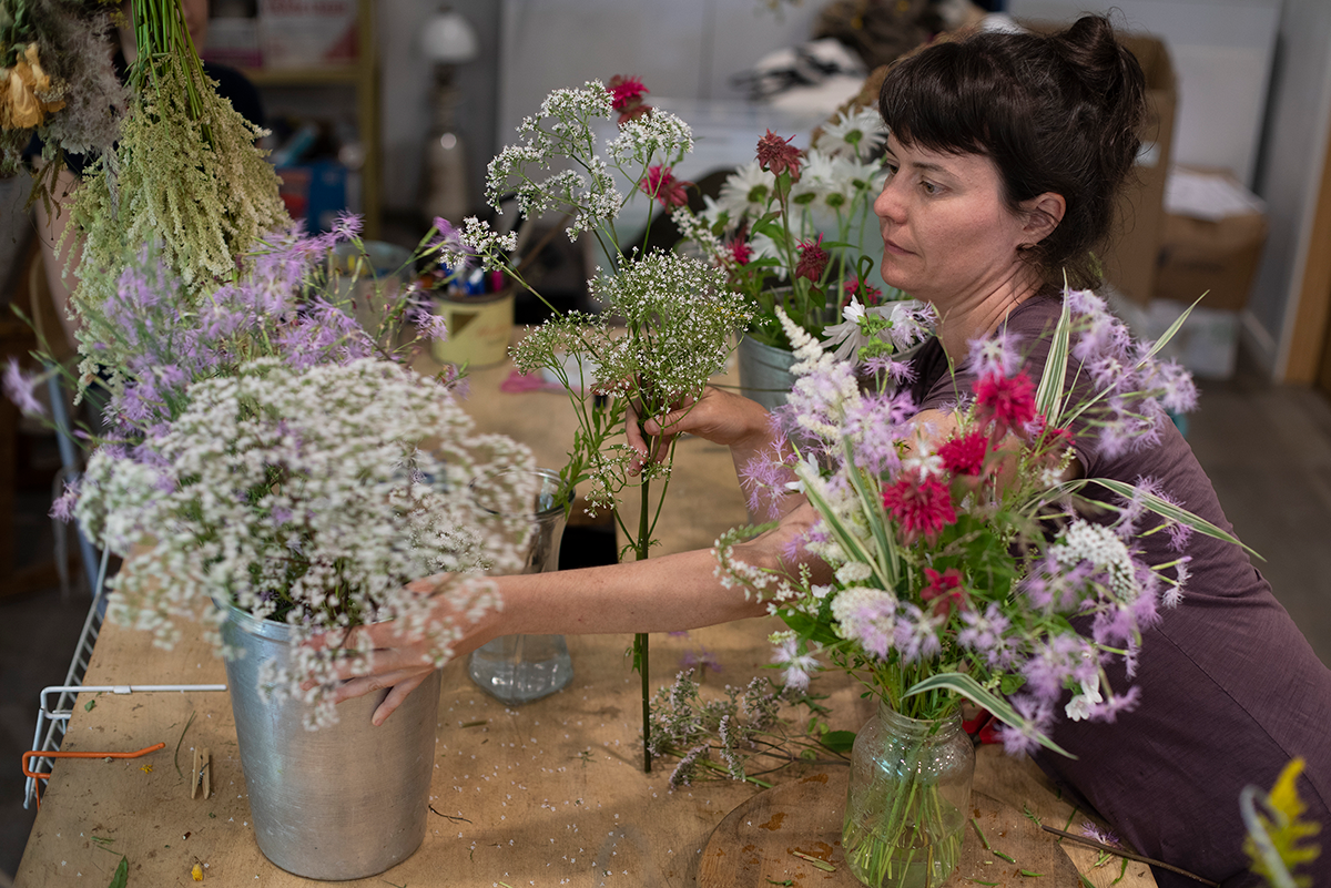 Annie Lord dispose des pots de fleurs