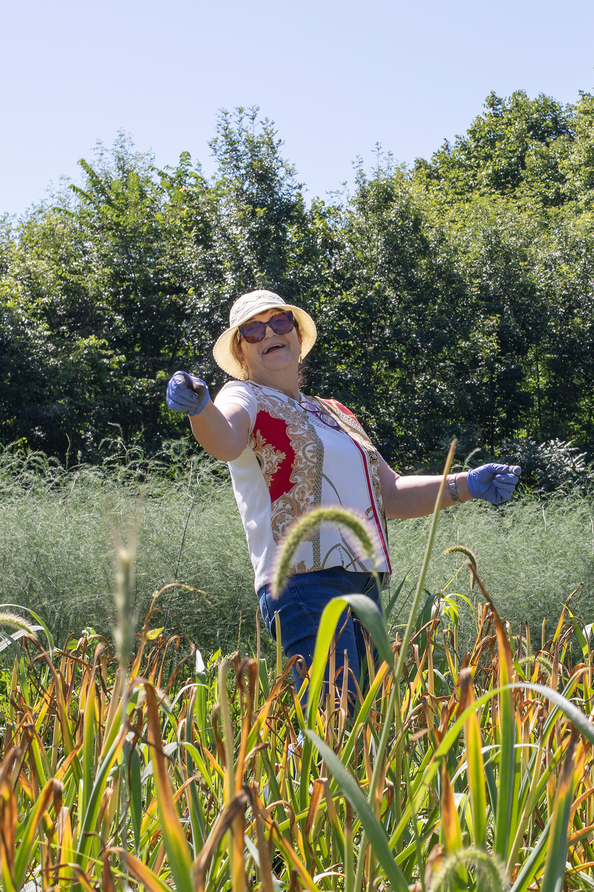 Femme riant dans un champ et lutte contre le gaspillage alimentaire