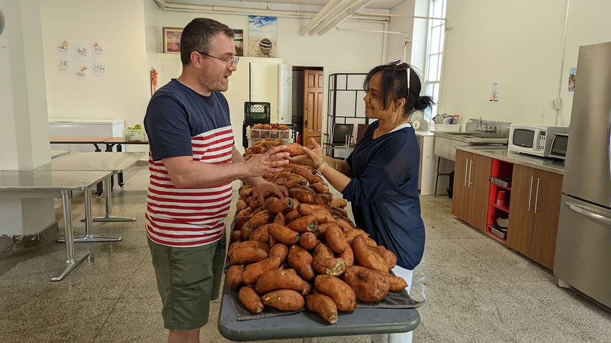 Livraison de patates douces à l’organisme Bouffe-Action de Rosemont