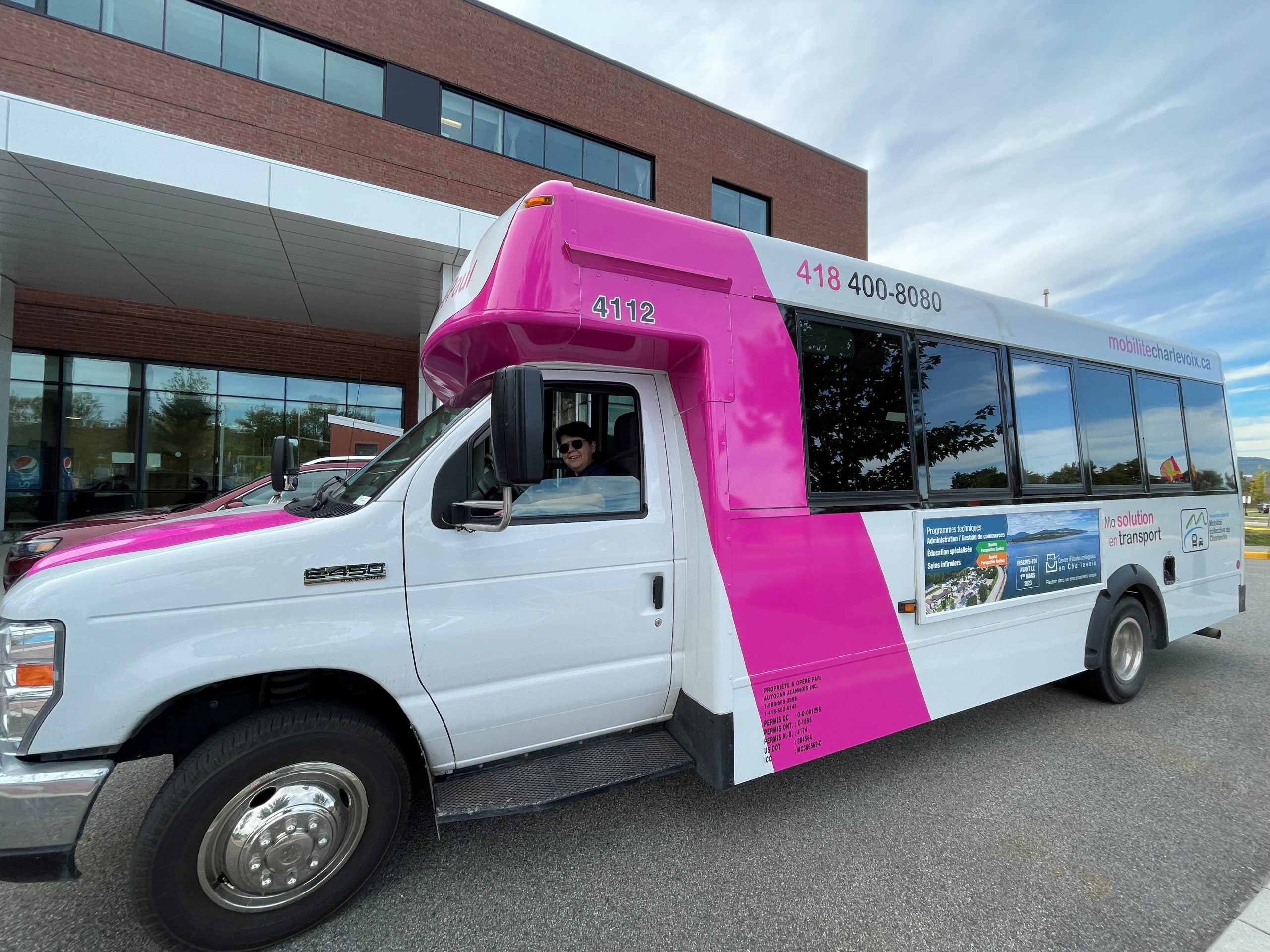 La flotte de véhicules de la Corporation de mobilité collective inclut des petits autobus de ce type pour ses services intra urbains et interurbains.