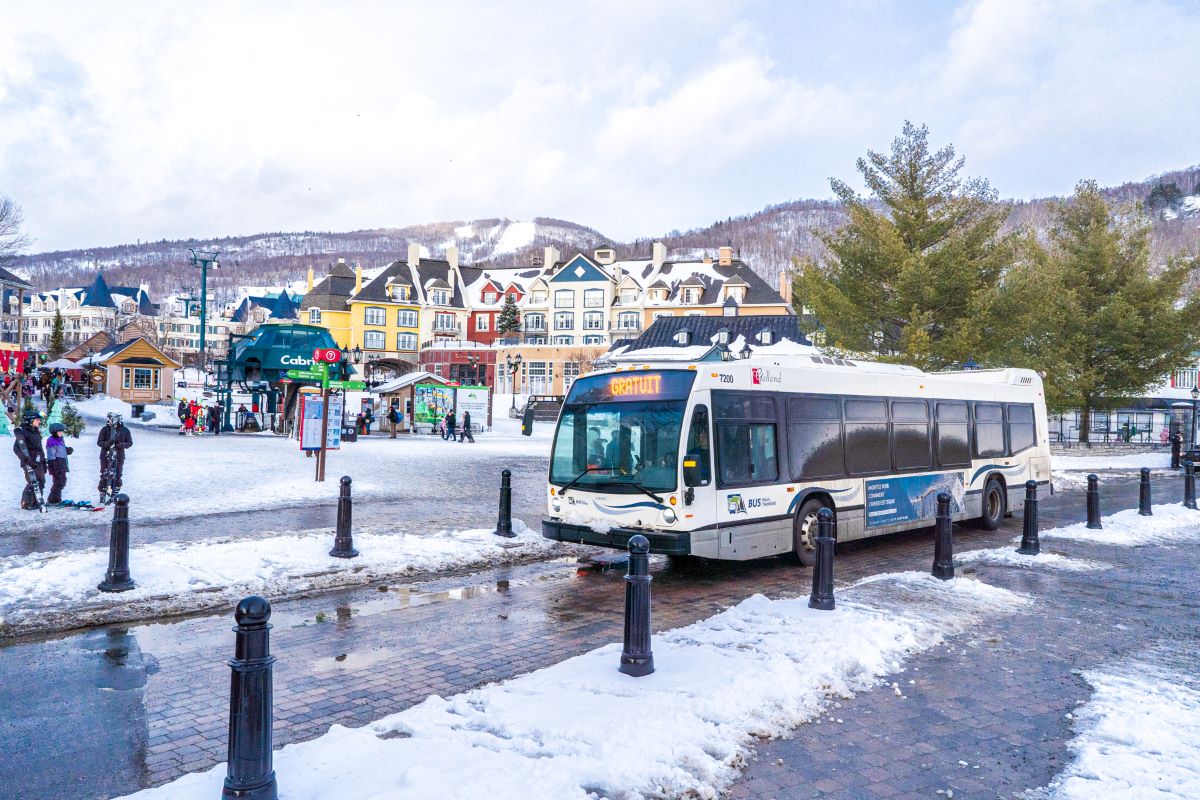Bus Mont-Tremblant à la station de ski
