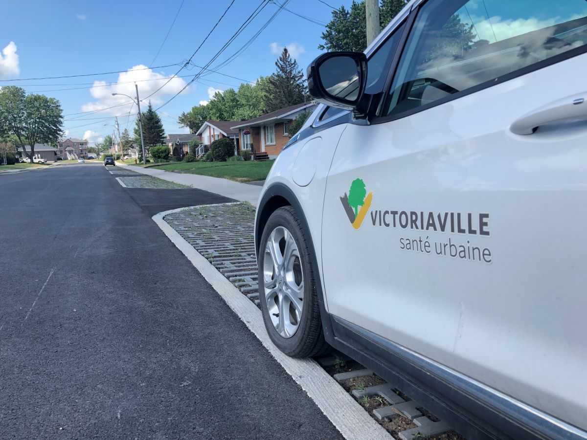 Voiture avec le logo de la ville de Victoriaville
