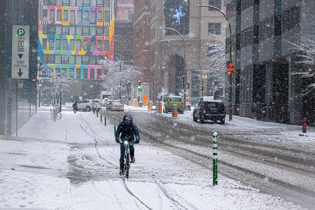 Un homme en vélo dans le centre-ville de Montréal. ©Shutterstock/Marc Bruxelle