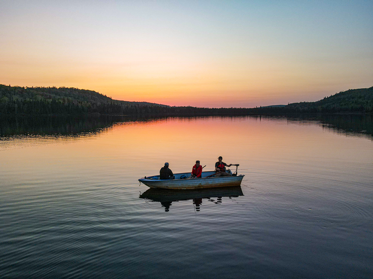 Barque sur lac au coucher du soleil