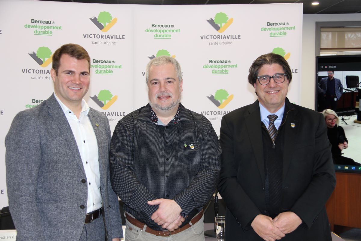 De gauche à droite, Antoine Tardif, maire de Victoriaville, Simon Barnabé, conseiller scientifique en chef et Christian Blanchette, recteur de l'Université du Québec à Trois-Rivières