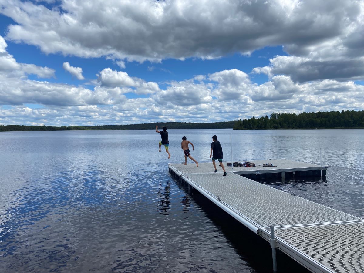Des enfants de Lac-Simon profitent de la fraîcheur du lac qui donne son nom à la communauté située à une trentaine de kilomètres de Val-d'Or.