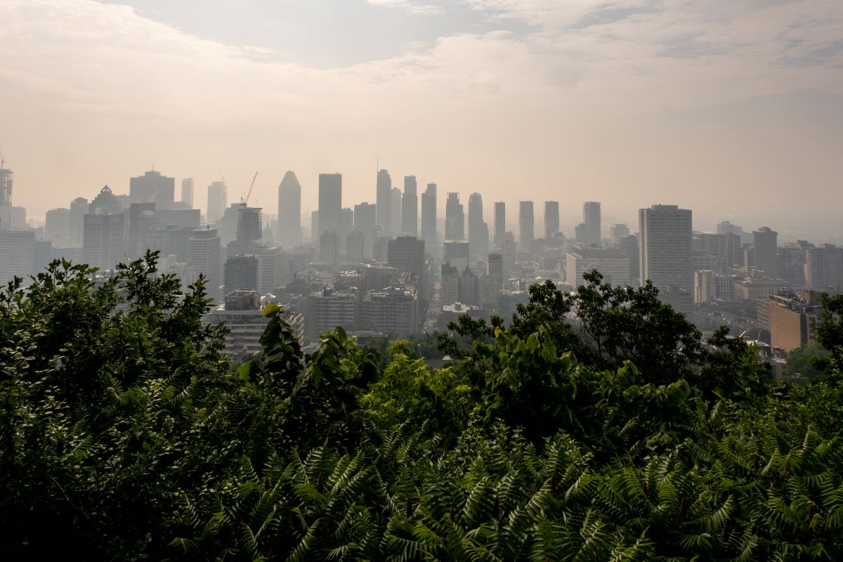 Montréal, CA - 24 juin 2023 : Montréal Centre-ville en fumée des feux de forêt canadiens