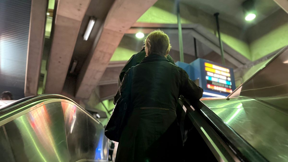 Ainée de dos dans les escalators du métro