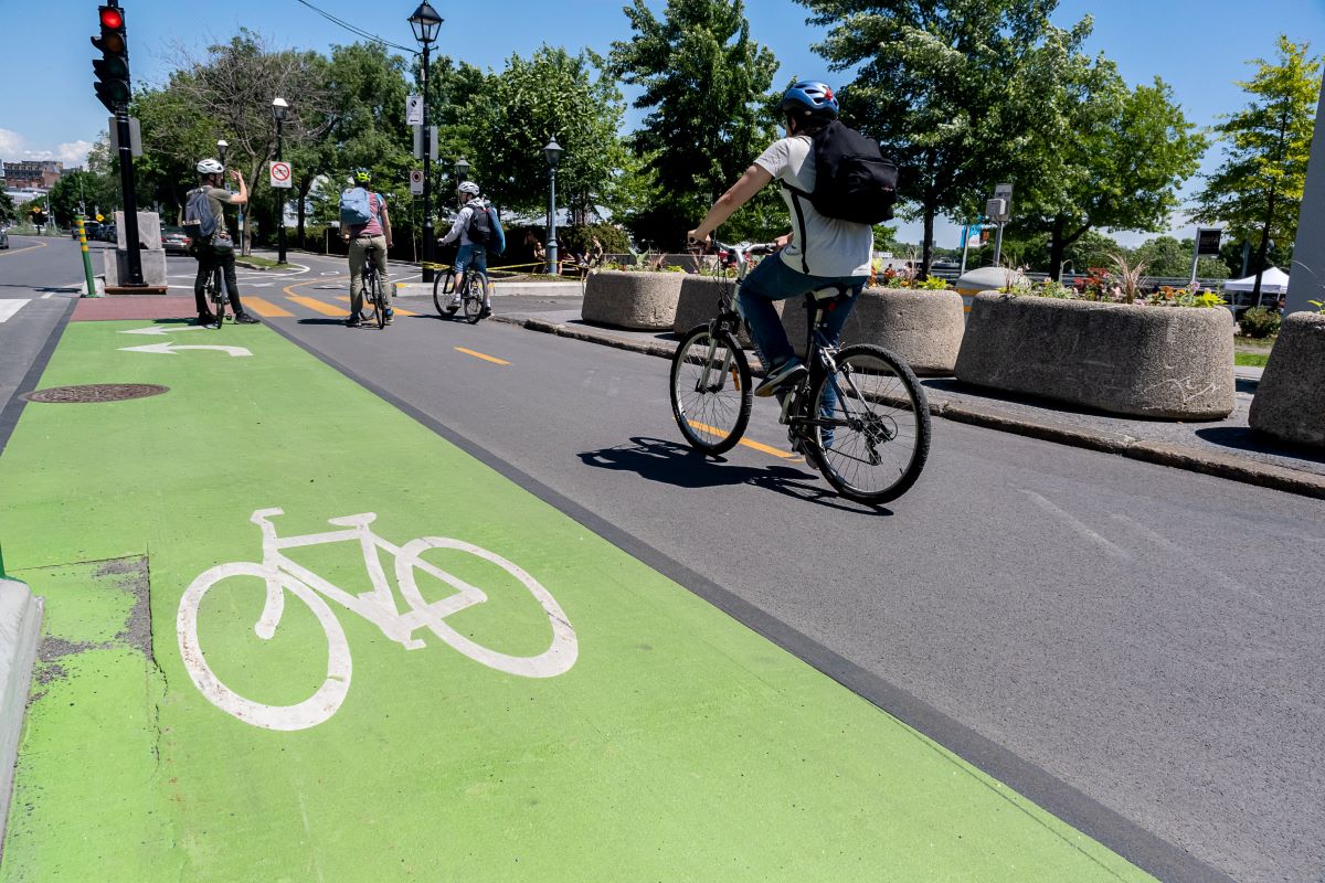 Montréal, Canada - 11 juin 2022 : Personnes faisant du vélo sur une piste cyclable dans le Vieux-Montréal