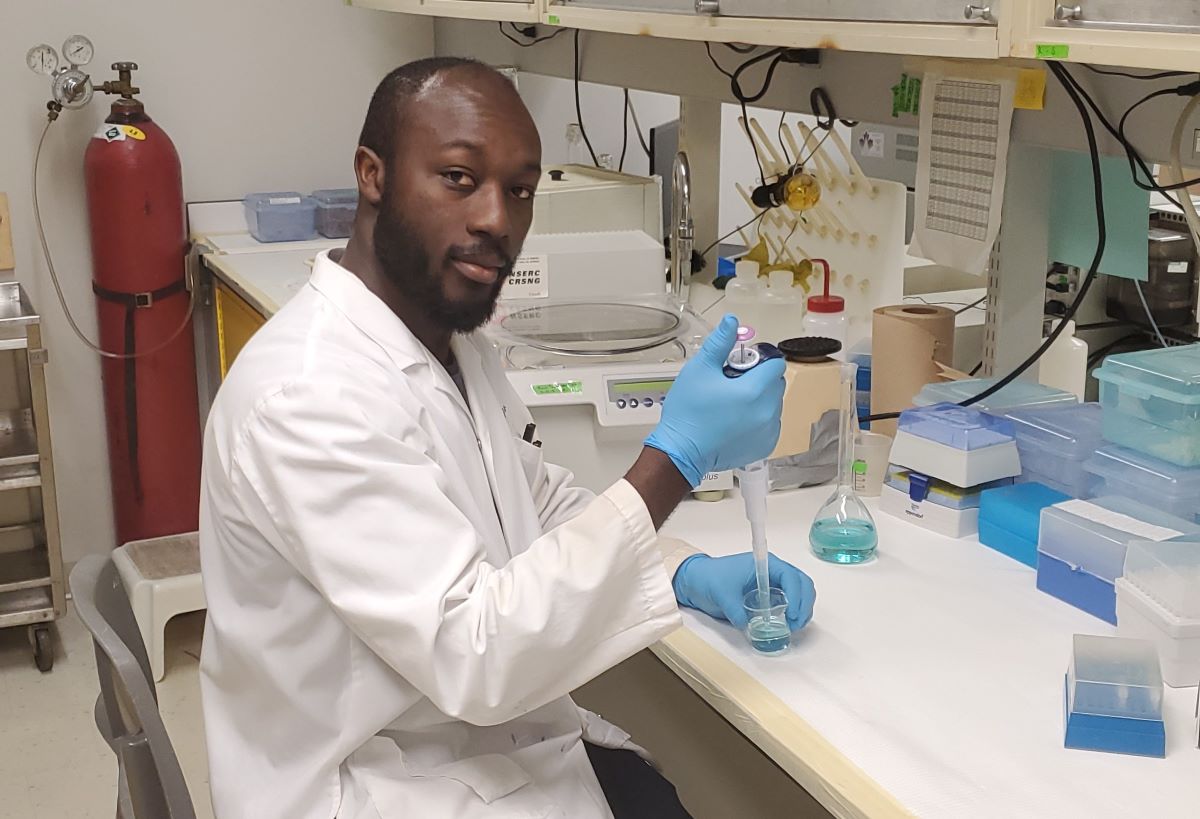 Originaire du Burkina Faso, Yannick Arnold Nombré est doctorant en écotoxicologie à l’Université du Québec à Montréal. Ses recherches portent principalement sur la santé des moules d’eau douce.