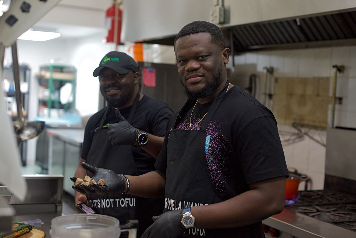 Jean-Marc Kabaku et Yannick Kipepo en cuisine