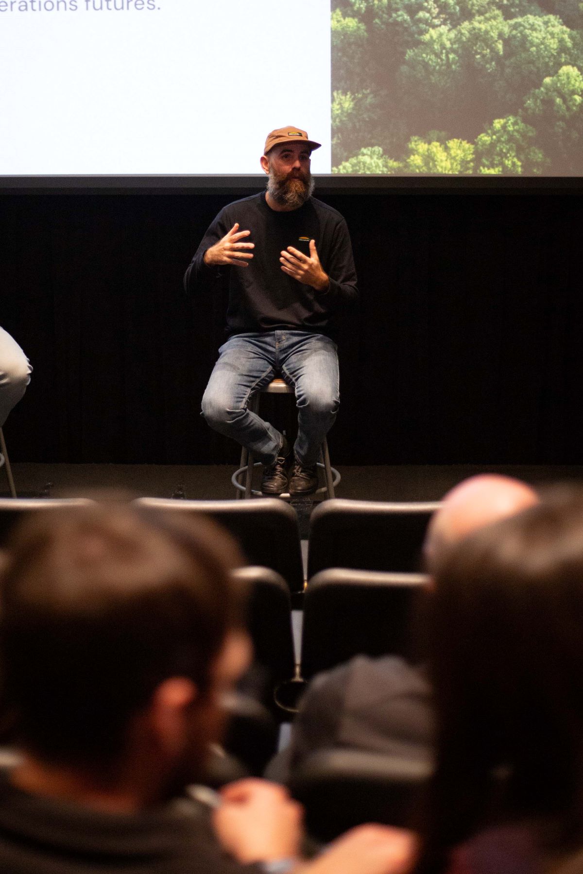 Grégory Flayol, directeur général adjoint responsable des programmes chez Rando Québec, lors d'une séance de projection d'un film sur le SNQ coproduit par Rando Québec, "L'aventure à pied."