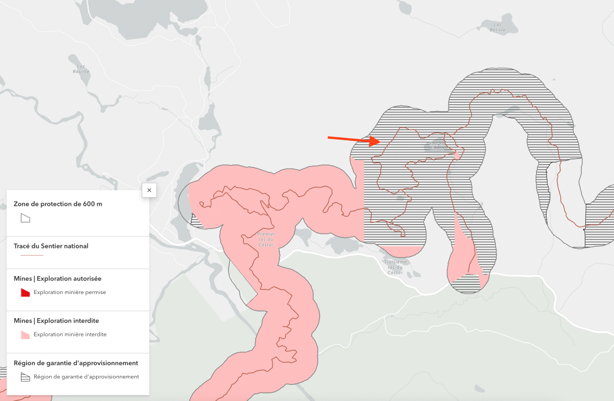 Cette carte indique les menaces et les contraintes qui pèsent sur le sentier en représentant les zones de coupes forestières et de claims miniers. Il s’agit d’un élément parmi plusieurs autres renseignés par l’ensemble de cartes interactives créées par Rando Québec et la SNAP Québec.