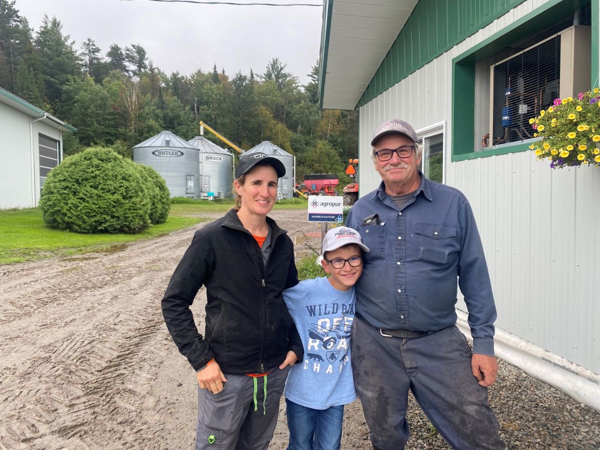 Annick Gauthier, son fils Alec, ainsi que son père Jacquelin Gauthier posent fièrement devant la ferme familiale. 
