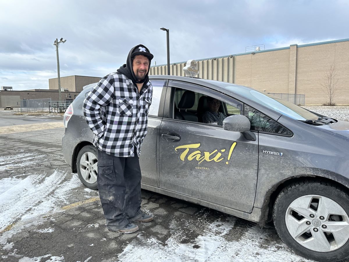 Dave Munger s’apprête à embarquer dans un taxi pour aller travailler dans une des municipalités rurales de la MRC de Drummond desservies par Mobilibus.